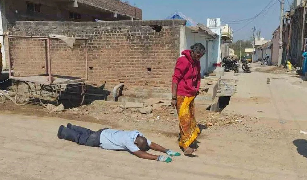 Jagtial couple undertakes five-km prostration to reach Dharmapuri shrine