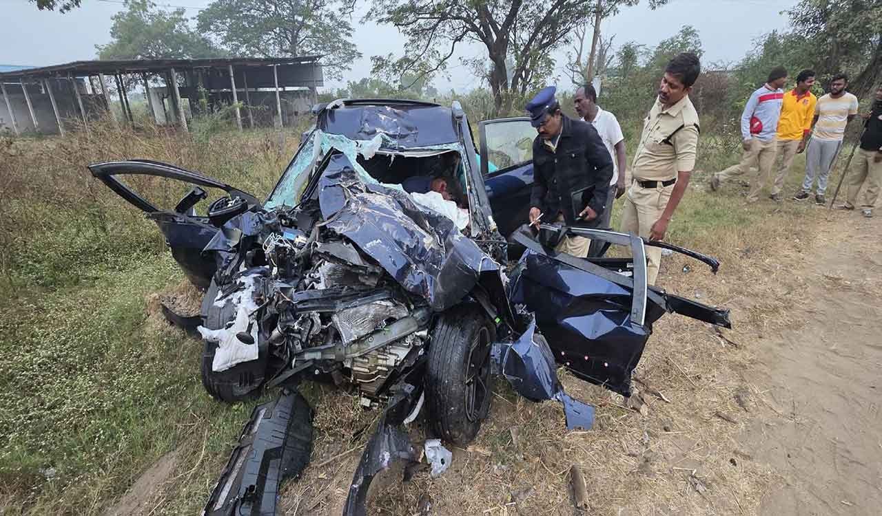 Two killed, three injured in early morning accident at Tallada in Khammam district