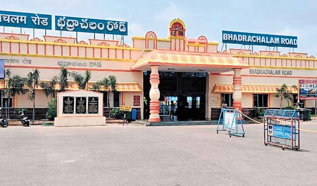 Telangana: Bomb scare at Kothagudem railway station after stray dog bites into explosive