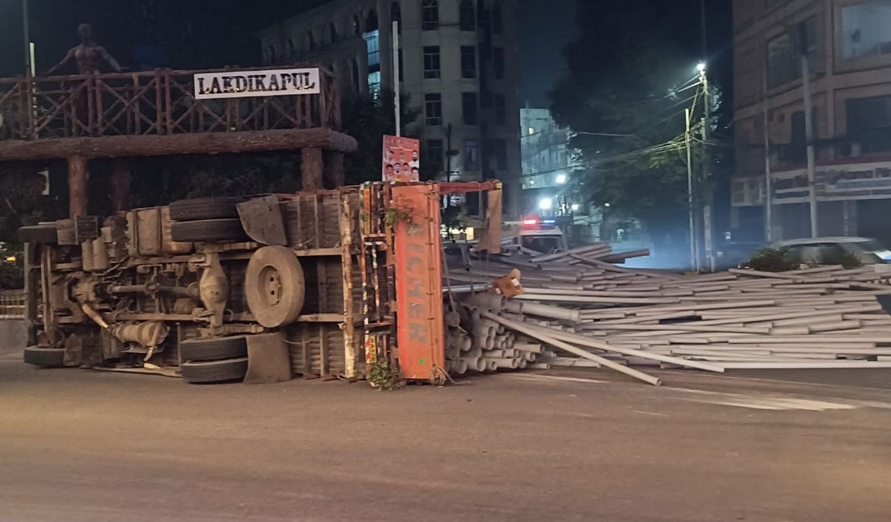 Hyderabad: Truck turns on its side near Lakdikapul, traffic flow smooth