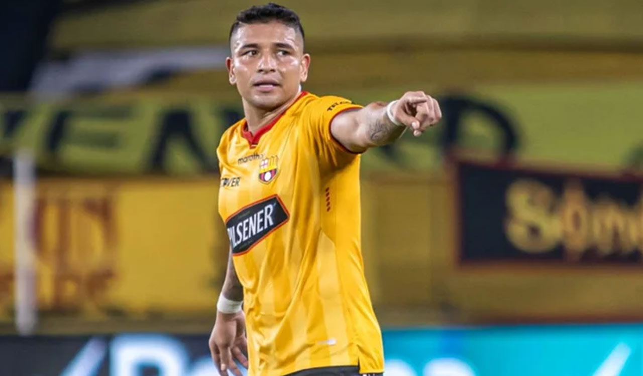 Ecuadorian police say soccer player Mario Pineida has been shot dead in an apparent attack