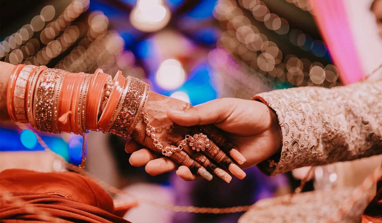Bride elopes with lover after varmala ceremony in UP’s Unnao