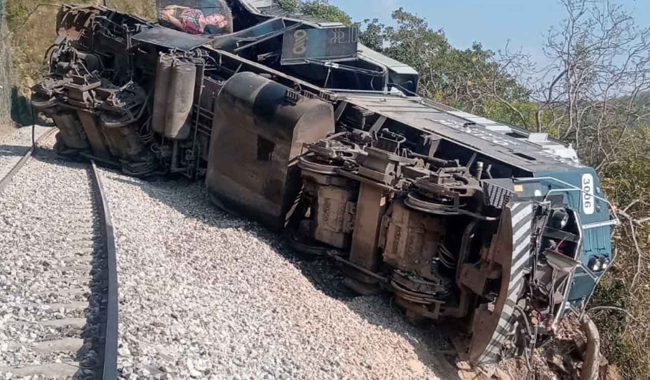 Deadly train derailment on Mexico’s Pacific–Gulf rail corridor leaves 13 dead