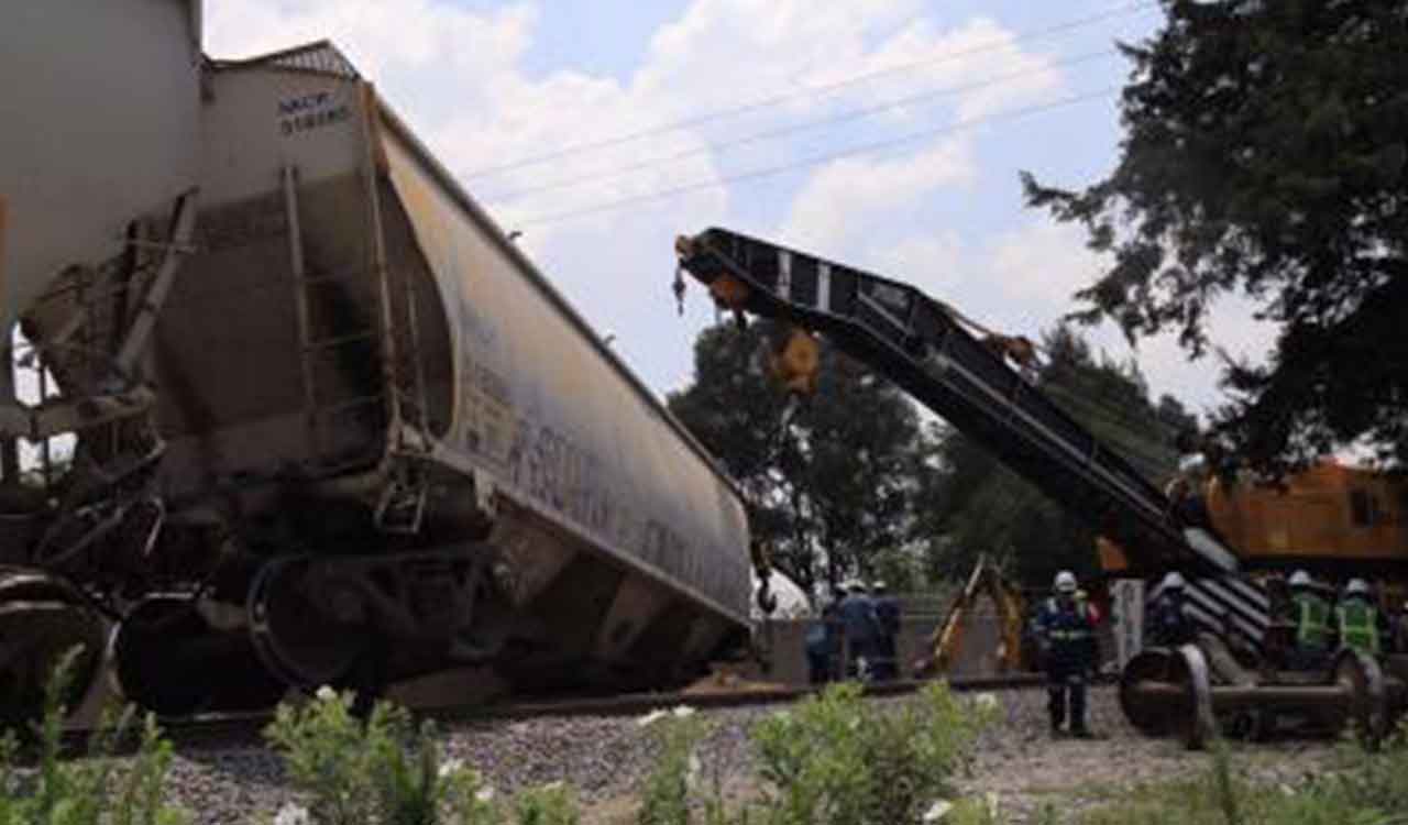 13 killed, 98 injured after passenger train derails in Mexico