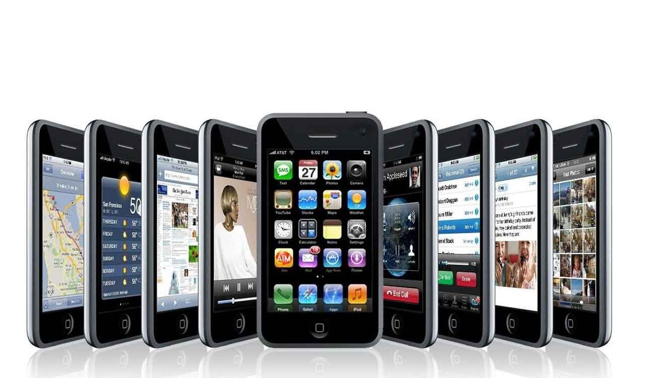 Uttar Pradesh: Khap mobile ban attracts support by many, denunciation by some