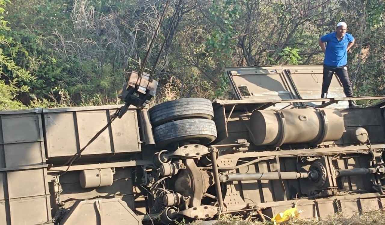 Two hurt as Karnataka–Hyderabad bus skids off road on NH-65 near Sangareddy