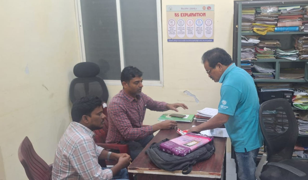 Khammam revenue inspector nabbed by ACB for taking Rs 10,000 bribe