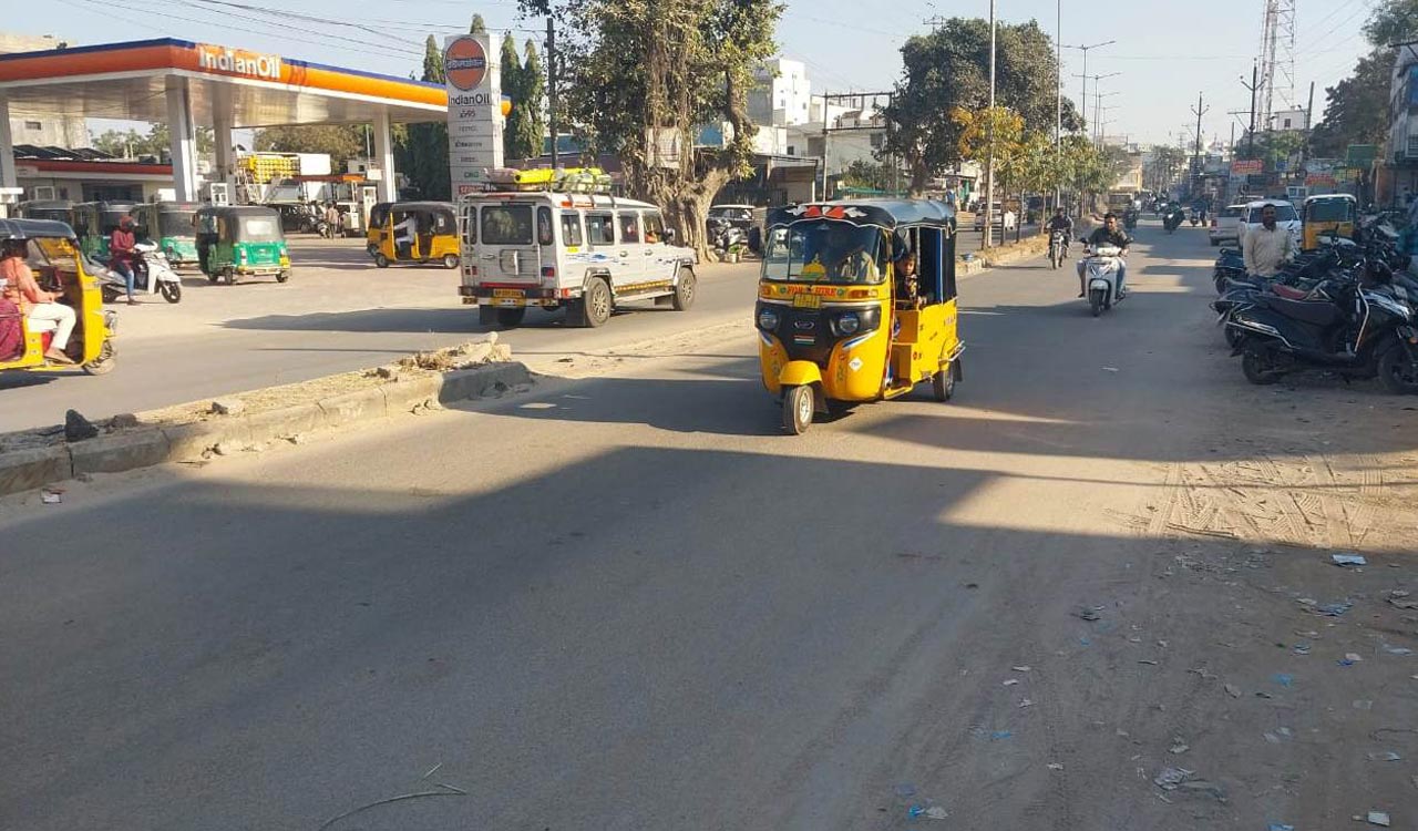 Narrow Chandrayangutta to Pahadishareef road stretch raises safety concerns for commuters