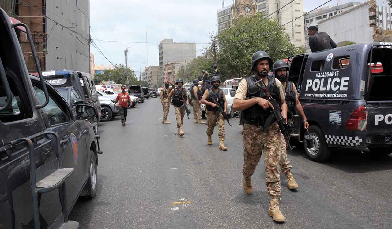 Female suicide bomber targets Pak paramilitary headquarters in Balochistan; 6 militants killed