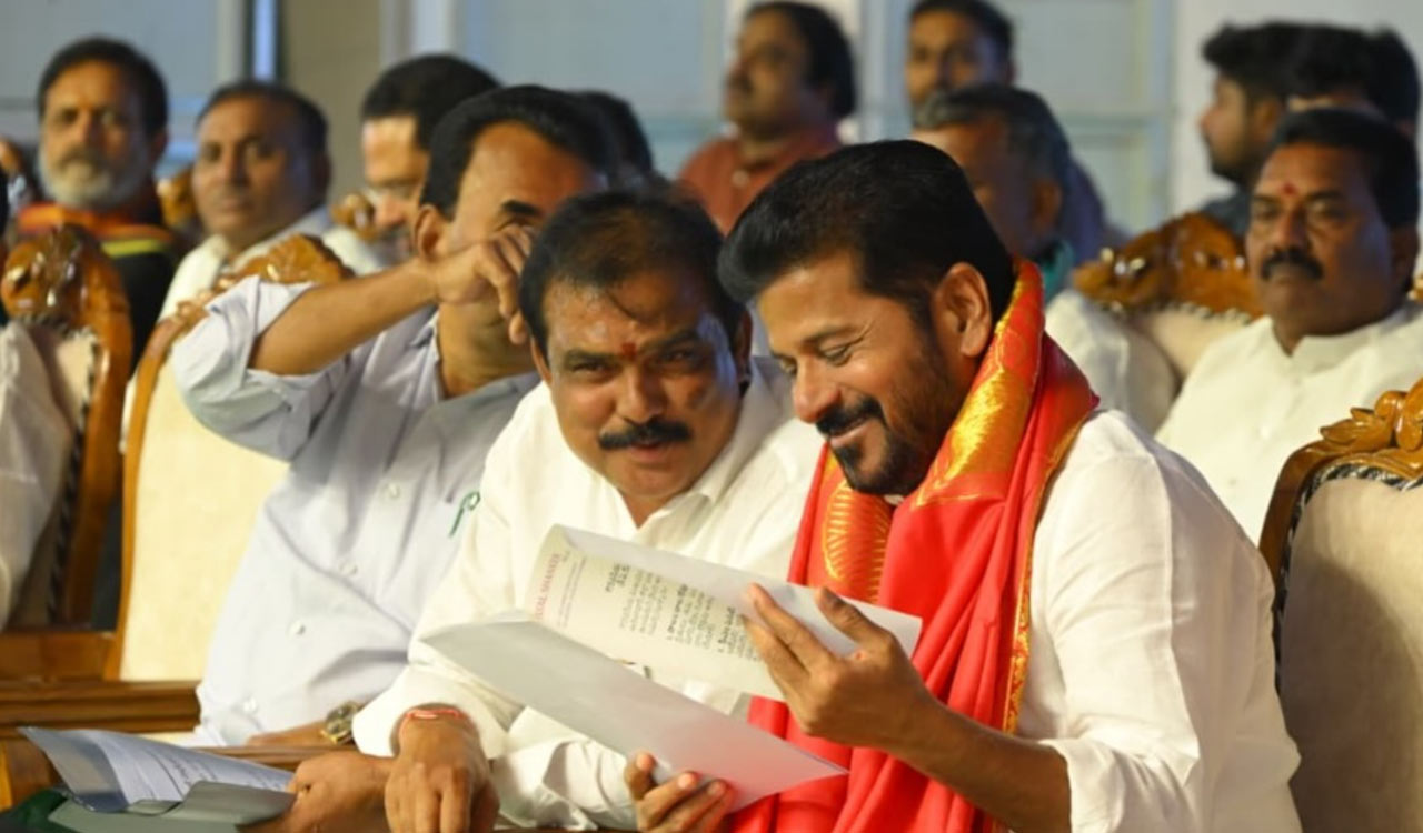 Revanth Reddy touts ties with Centre at Adilabad meeting