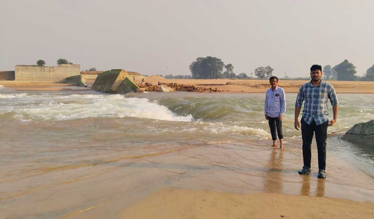 Peddapalli: Another check dam damaged in Manair river; sabotage by sand mafia suspected