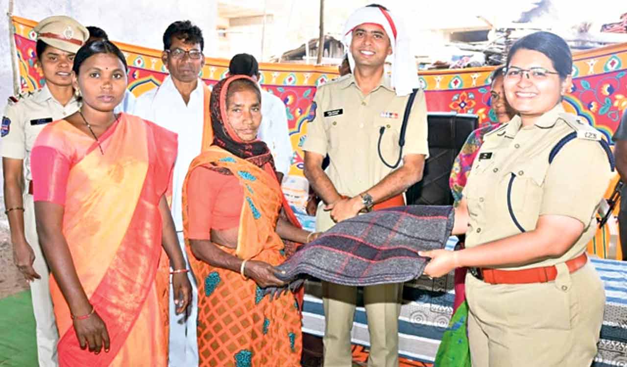 Police distribute 500 blankets to tribals in Adilabad amid cold wave