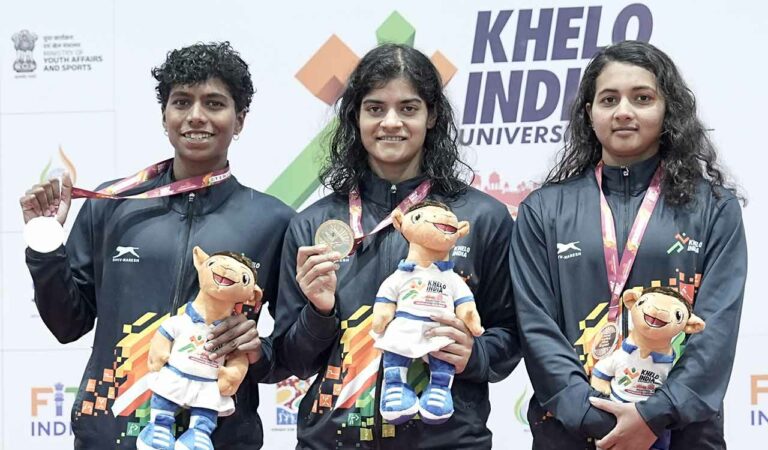 Pratyasa Ray (center) poses with her gold medal at KIUG Rajasthan 2025
