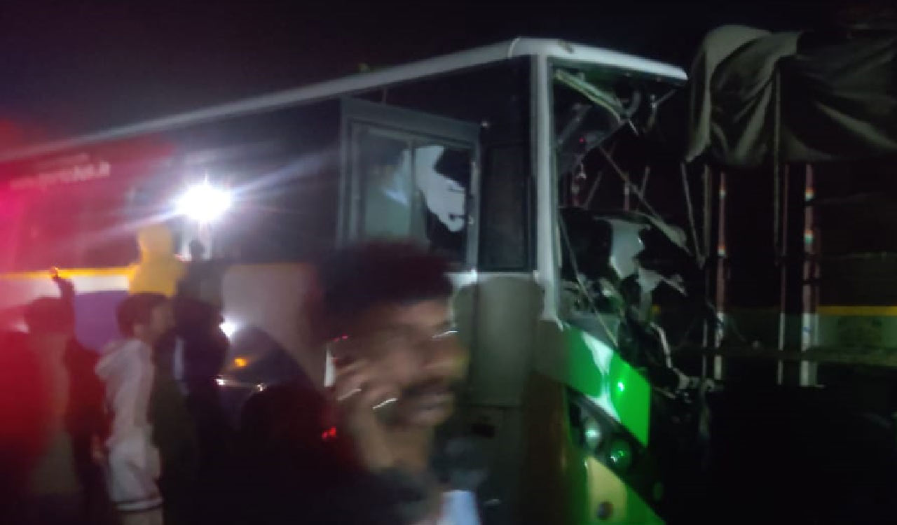 Seven passengers injured in RTC bus-lorry collision near Siddipet