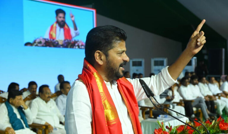 Revanth Reddy touts ties with Centre at Adilabad meeting
