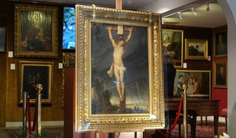 A long-lost Rubens painting depicting Jesus' Crucifixion sells for USD 2.7 million