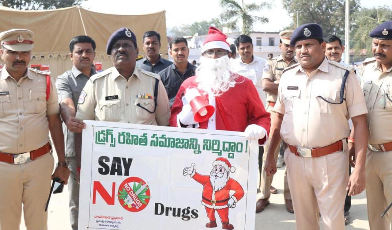Telugu teacher turns Santa Claus to spread anti-drug message in Medak
