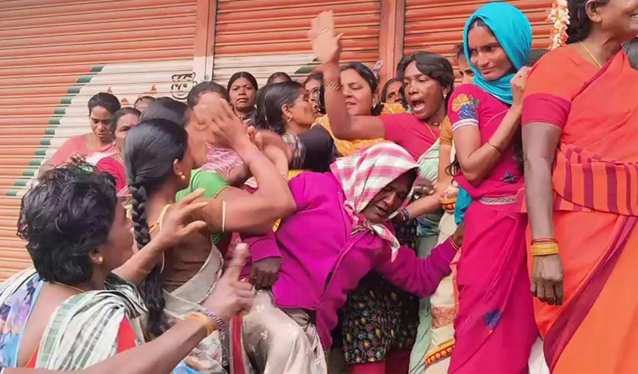 Scuffle for urea among farmers in Khammam; Several wait in long queues braving cold