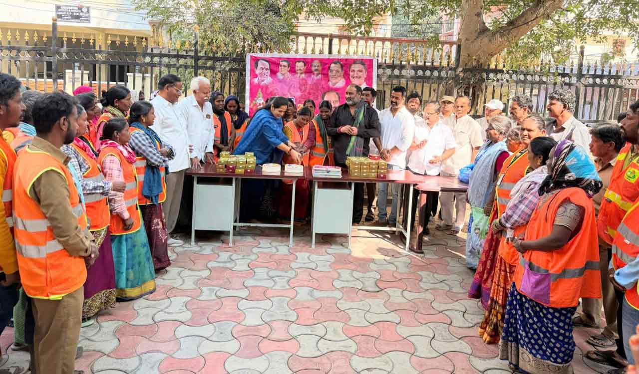 Telangana: GHMC corporator felicitates sanitation workers in Bharathi Nagar