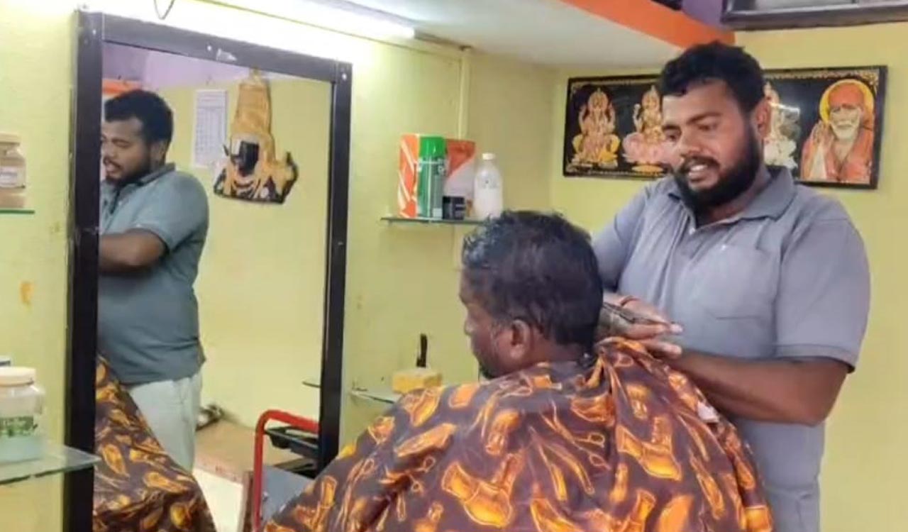 Barber promises free haircuts for five years if wife wins gram panchayat election in Siddipet