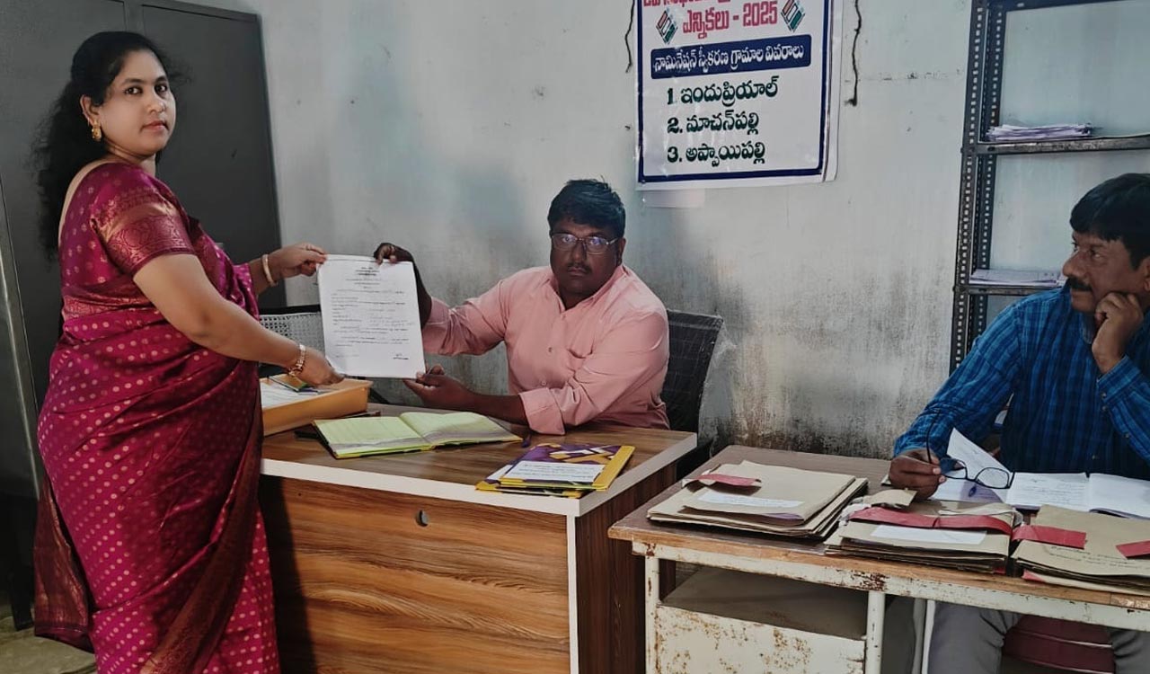 Siddipet Anganwadi teacher enters panchayat poll fray