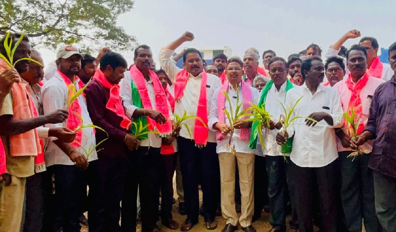 Khammam: Ex-ZP chairman Kamal Raju blames Congress govt for urea crisis among farmers