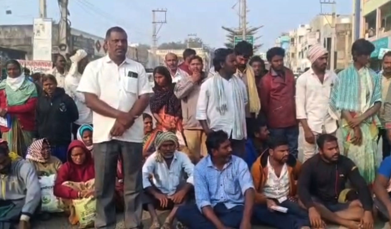 Urea trouble revisits farmers in erstwhile Warangal