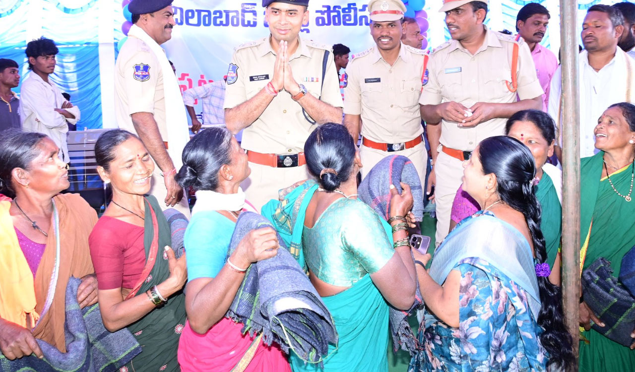 Adilabad police distribute blankets to tribals