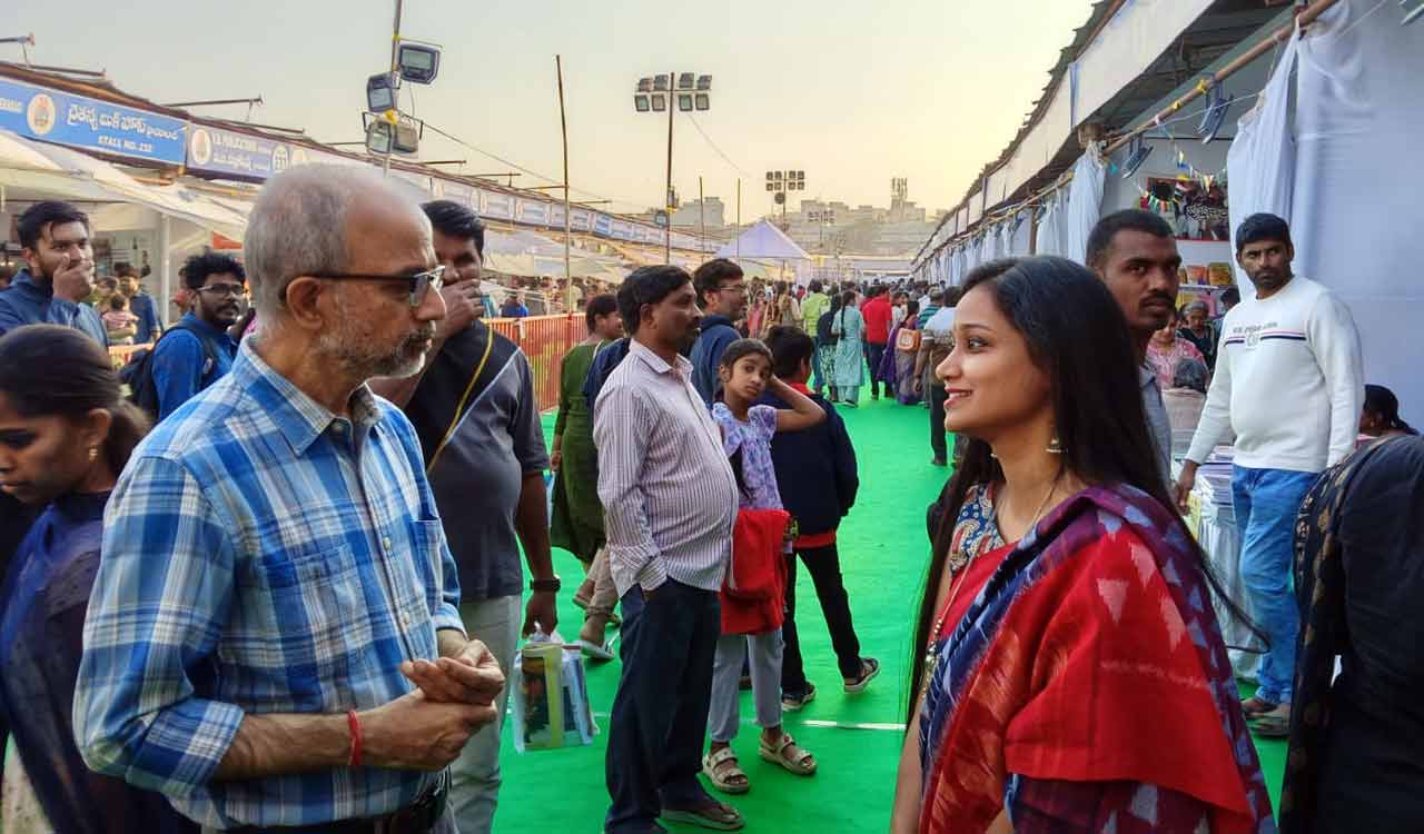 Bhupendra Kainthola visits 38th National Hyderabad Book Fair