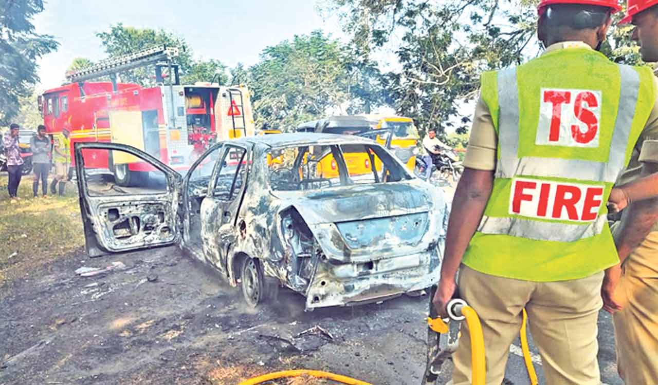 Car gutted in fire at Tekulapalli; couple escape unhurt