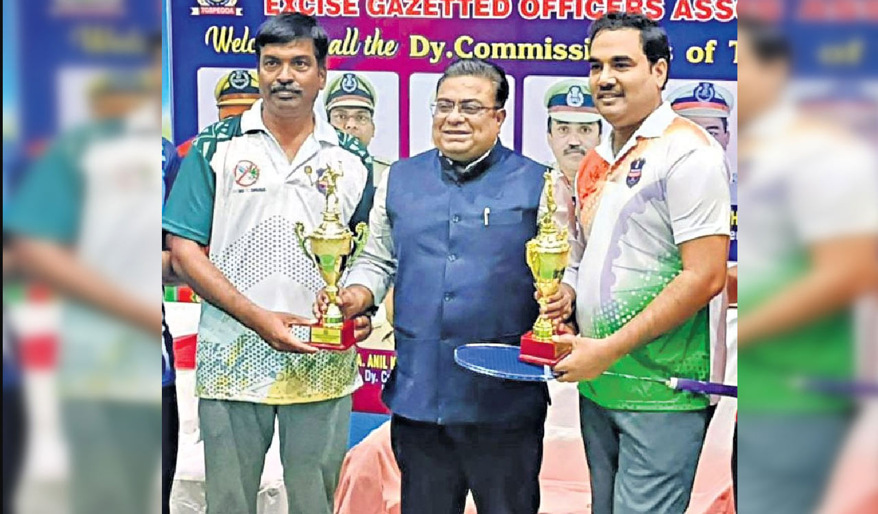 Two Excise officials from Adilabad win prizes in state-level sport meet