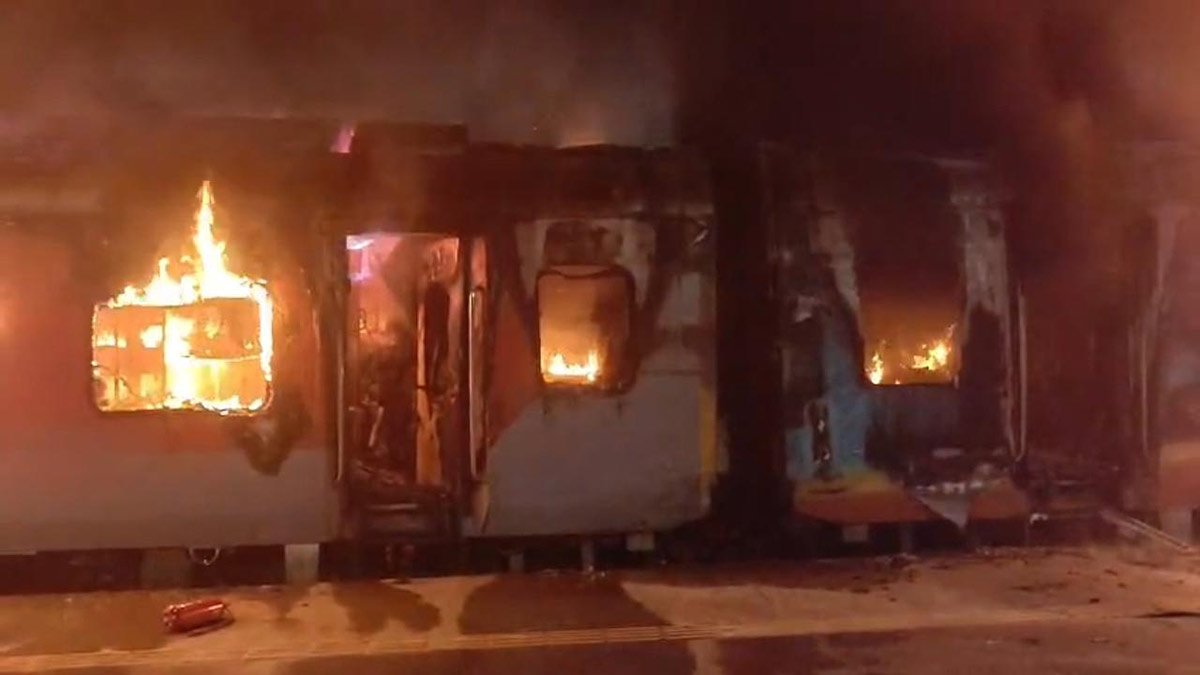 One dead as two coaches of Tatanagar–Ernakulam Express catch fire near Visakhapatnam