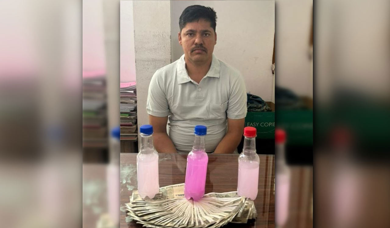 ACB officials nabs Sub-inspector of police while accepting Rs 20k bribe