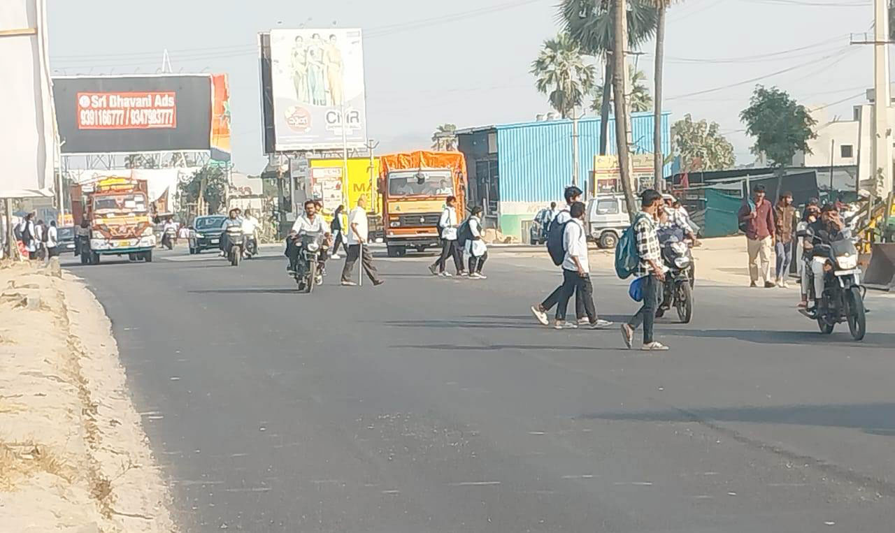No safe crossings on Abdullapurmet highway put pedestrians at risk