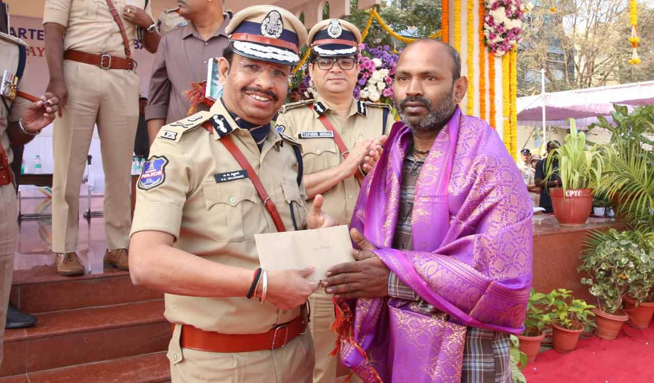Afzalgunj man honoured for bravery during Nampally fire rescue