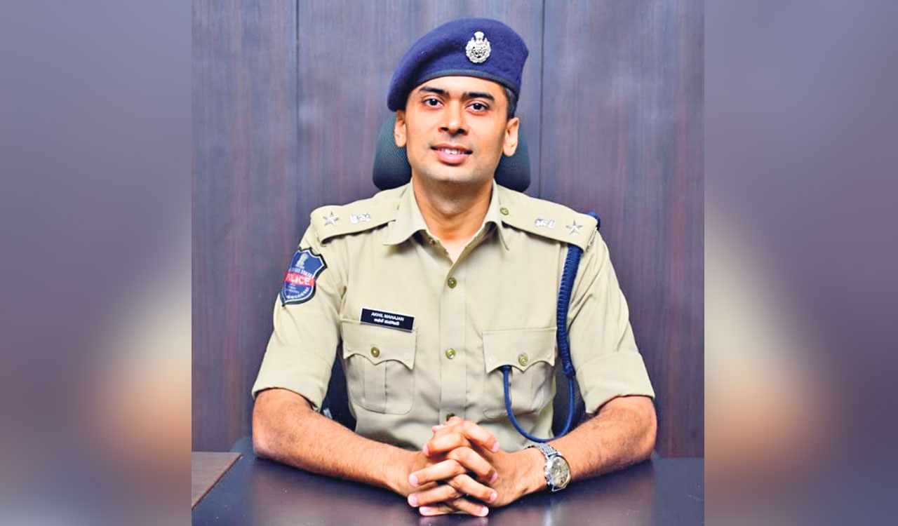 Police distribute blankets to tribals in Adilabad