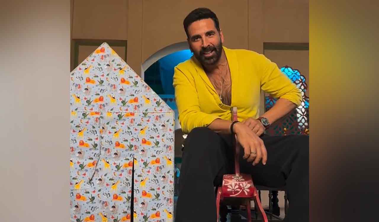 Akshay Kumar presents Vidya Balan as a fun birthday surprise for Priyadarshan