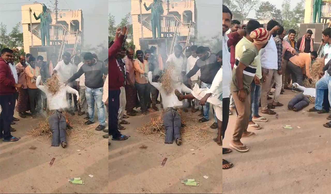 BRS protests across district against SIT notices to KCR