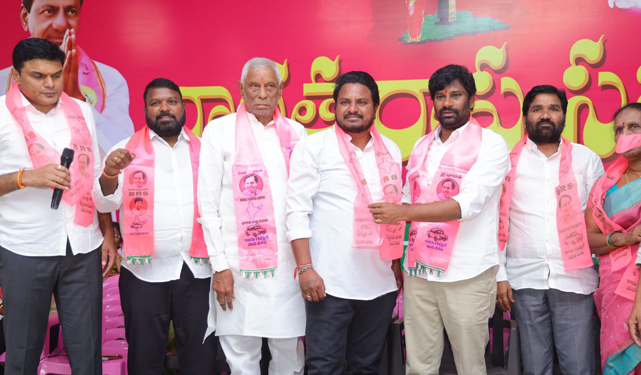 Balka Suman rallies BRS cadres for municipal poll success