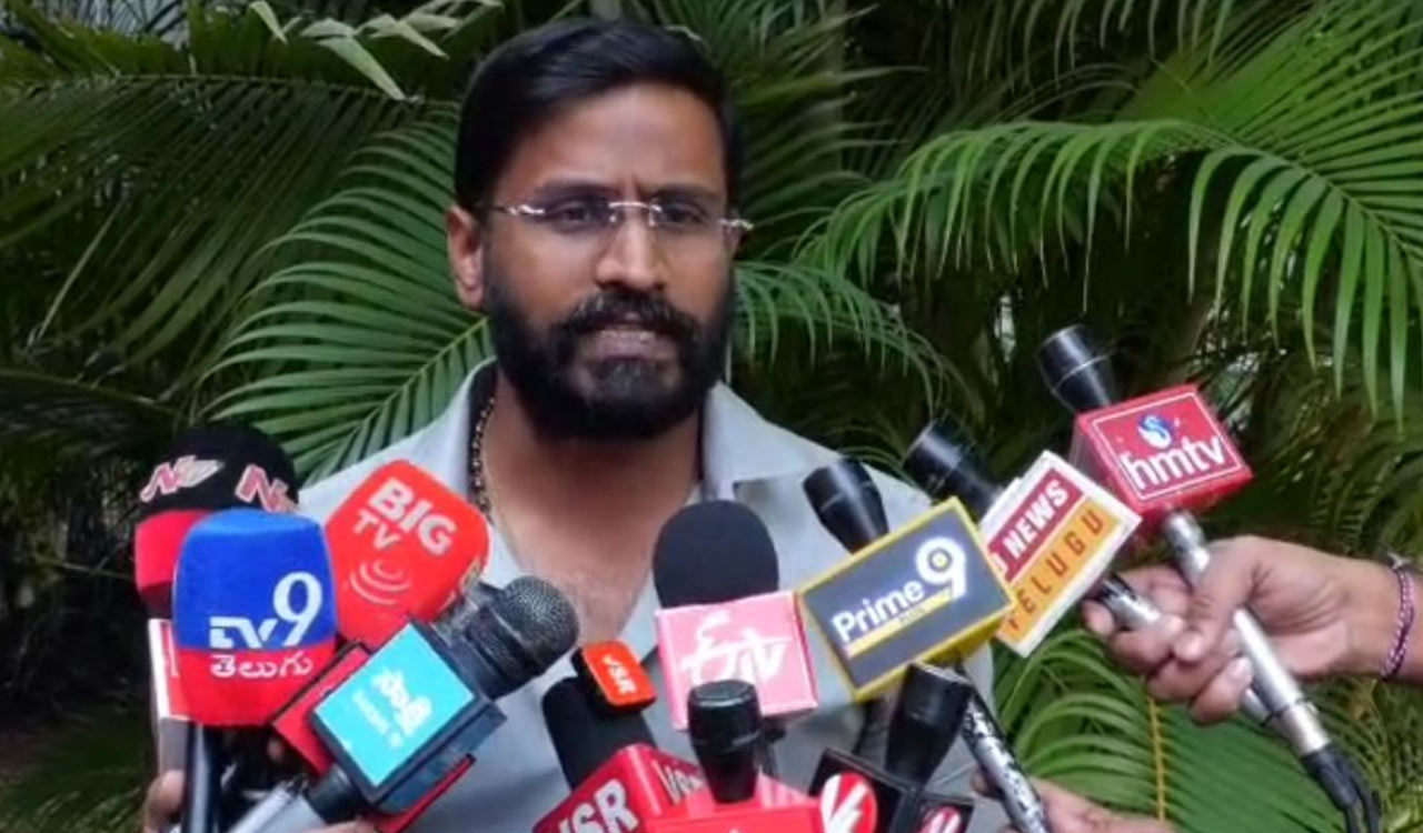 Congress MLC Balmuri adds fuel to rift between Jeevan Reddy and Sanjay in Jagtial