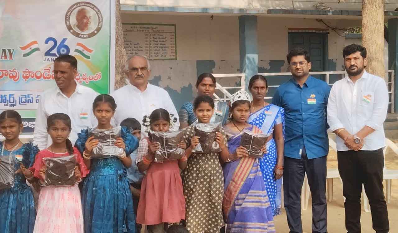 Telangana: Foundation distributes sports kits to government school students in Jangaon