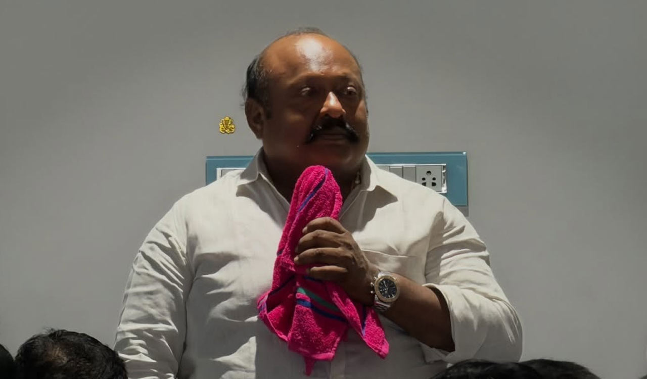 Kamalakar warns of padayatra to Secretariat over Rekurthy land issue