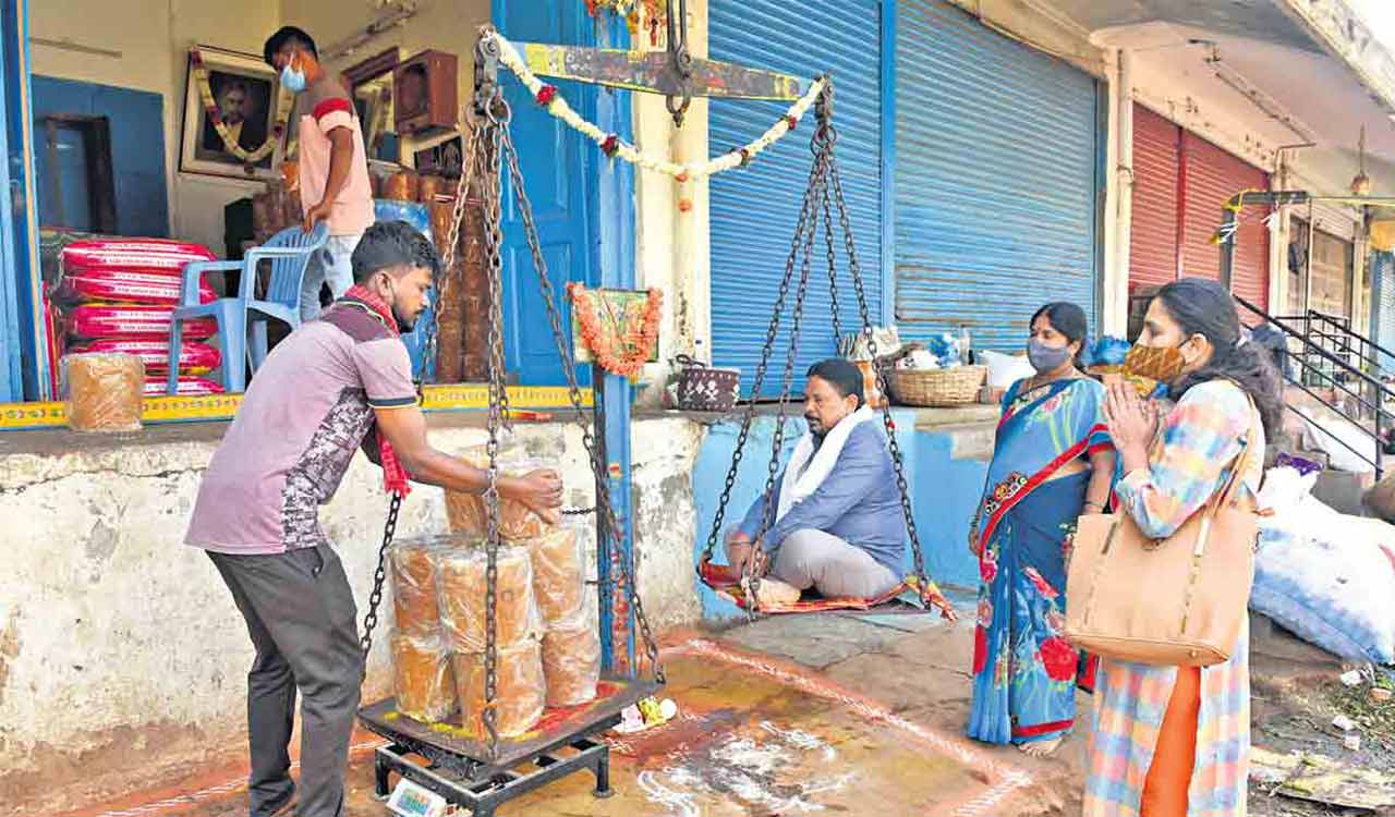 Jaggery traders form syndicate to fleece devotees in north Telangana