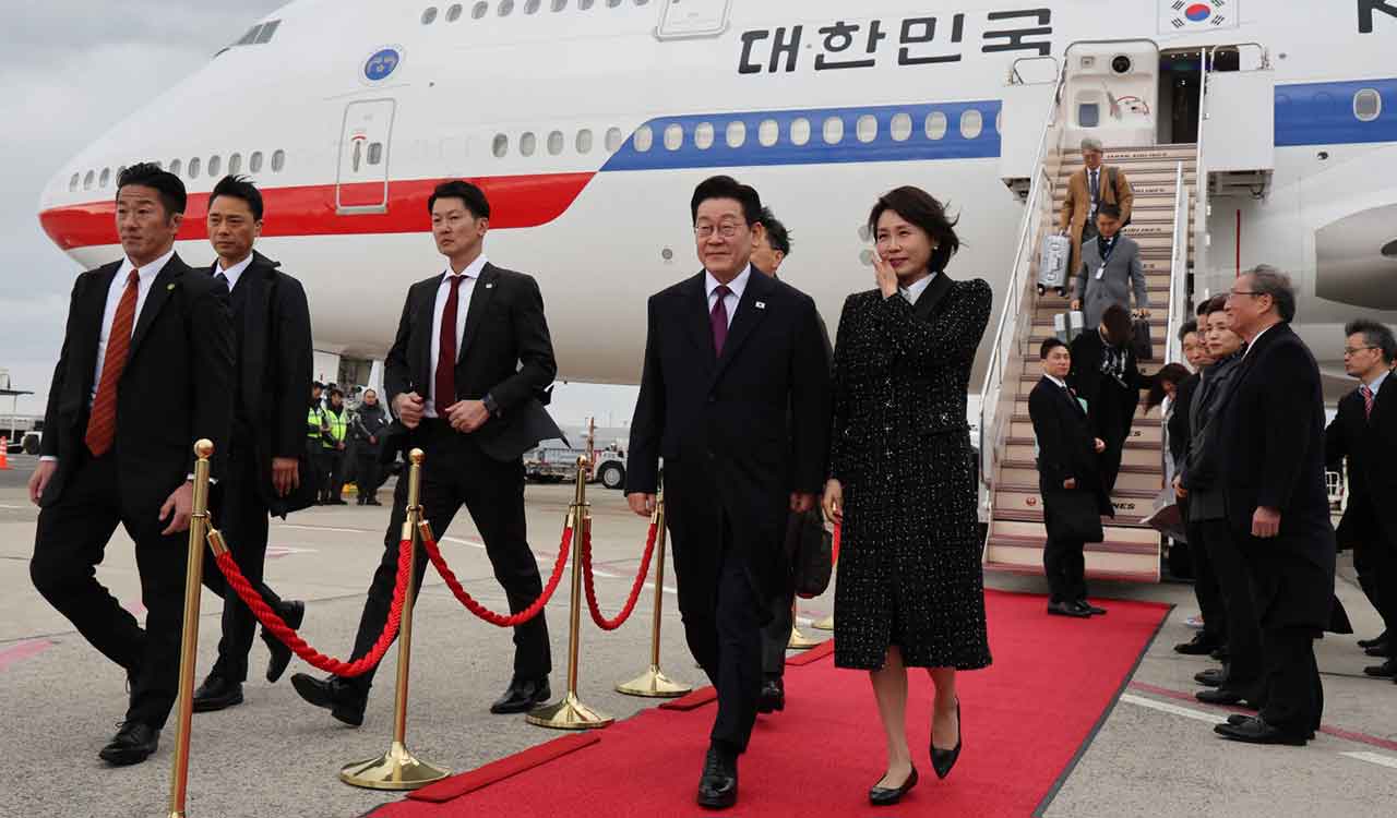 Japanese, South Korean leaders jam to K-pop hits at summit