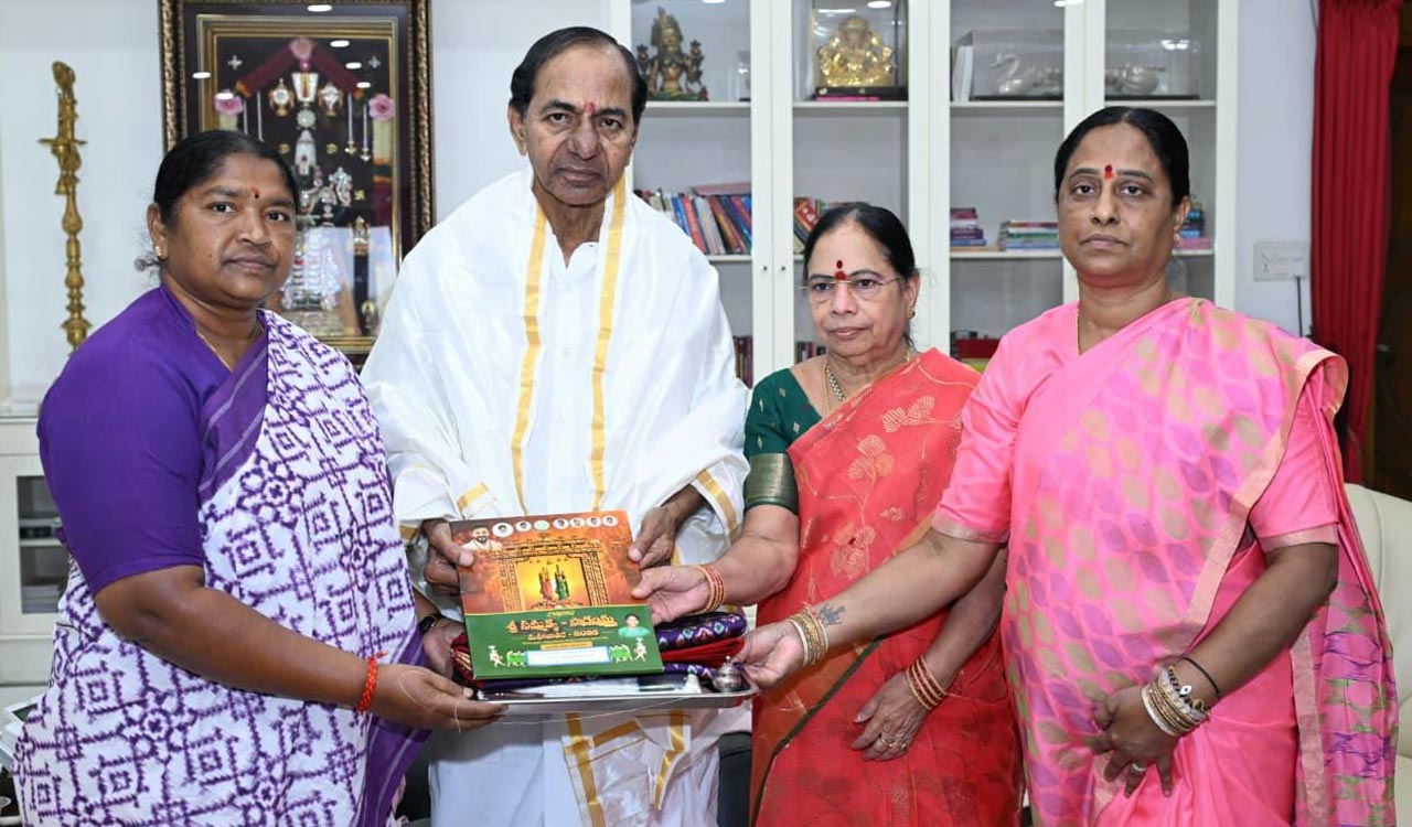 KCR extends traditional welcome to Konda Surekha, Seethakka at Erravelli