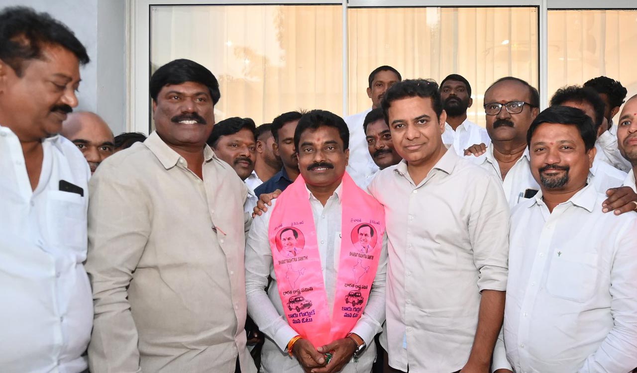 Senior Congress leader Ravinder Rao joins BRS in presence of KTR