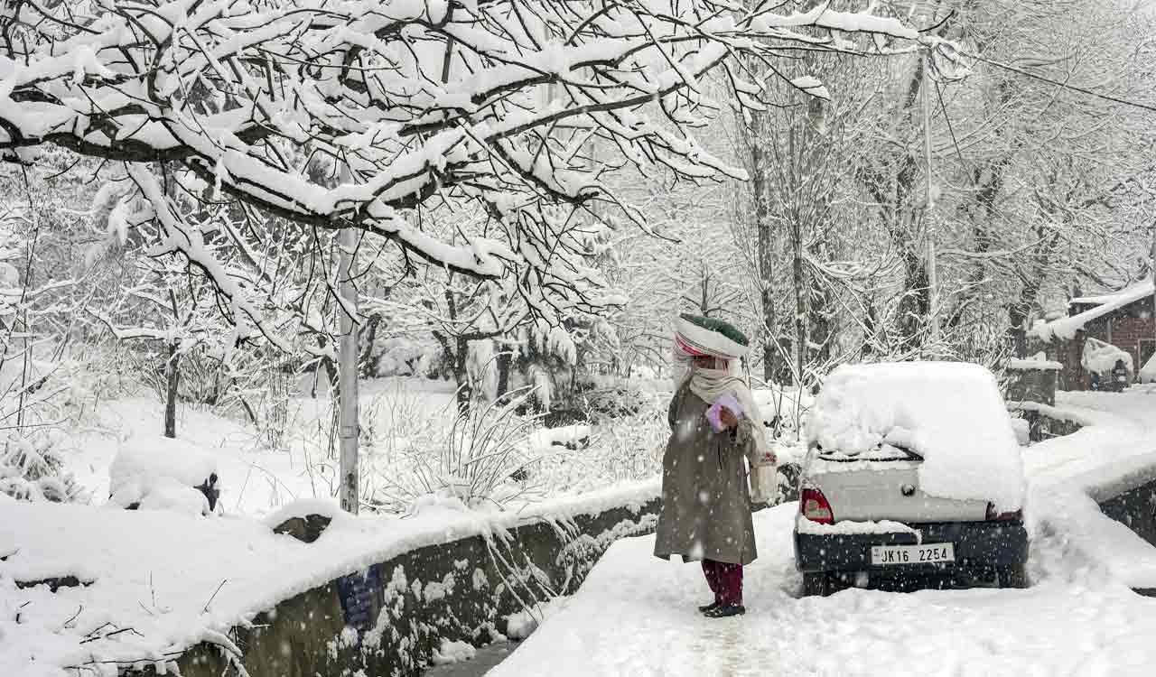 Hundreds of tourists stranded as Srinagar-Jammu National Highway remains closed for second day