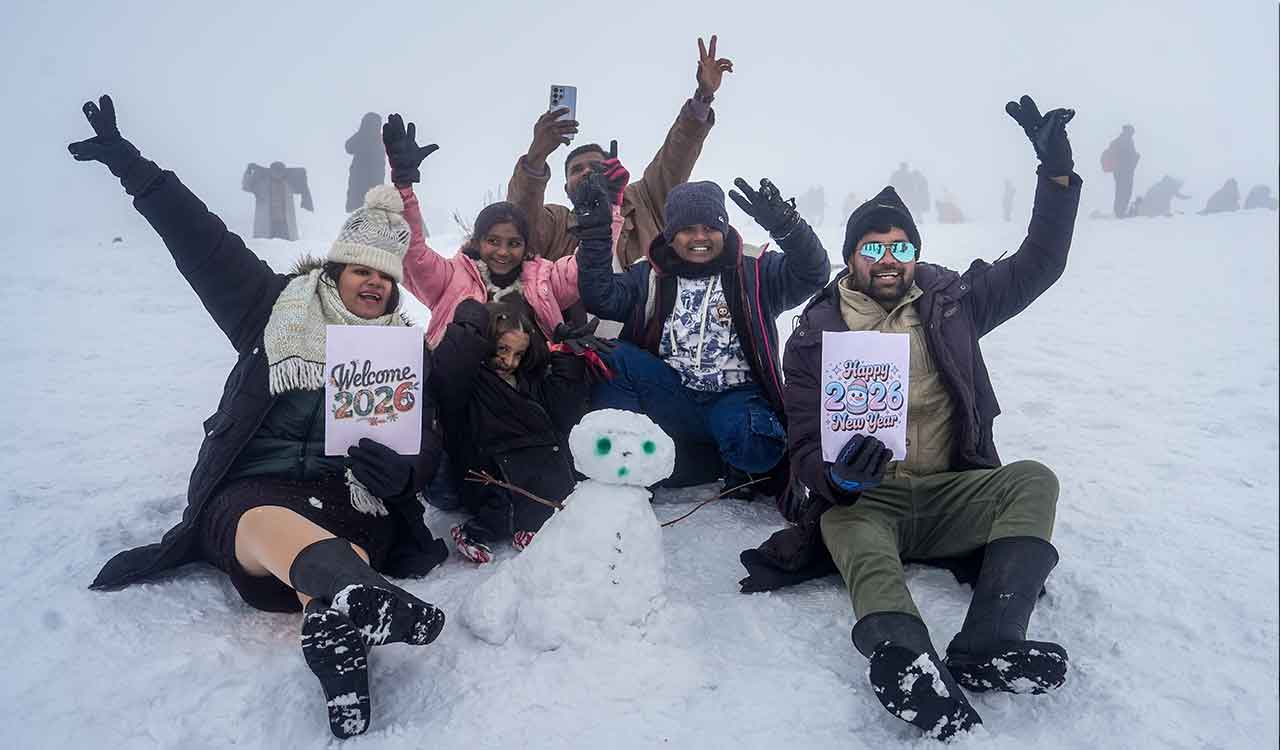 Snowfall in J&K tourist spots gives New Year revellers joy, plains miss whiteout