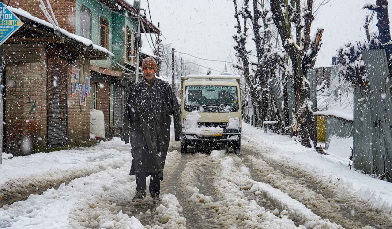 All flights cancelled at Srinagar airport due to heavy snowfall 