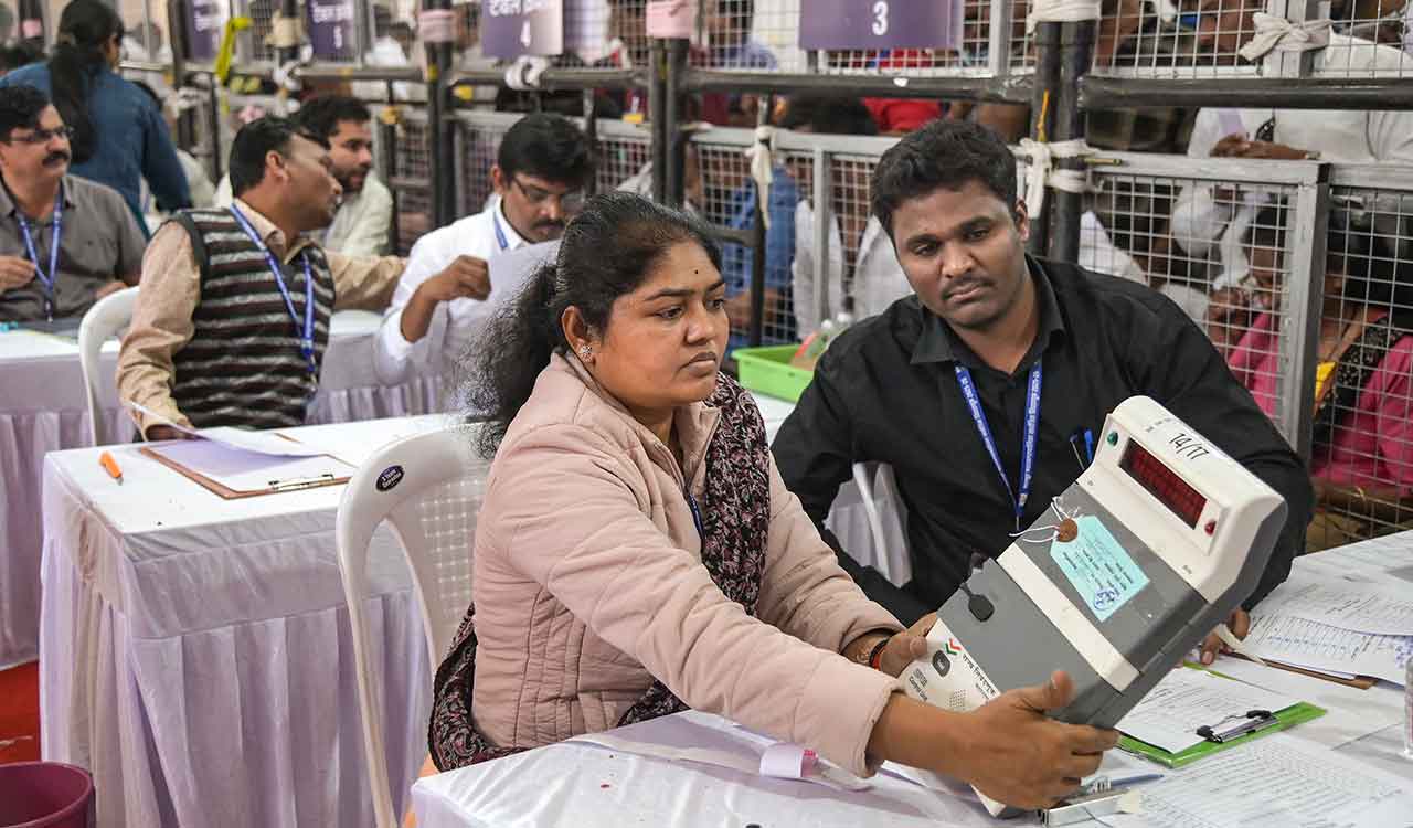  BJP-led alliance ahead in Mumbai, Ajit Pawar-led NCP relegated in Pune